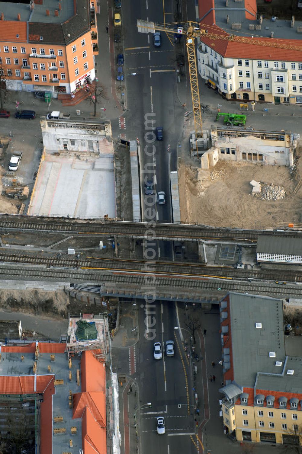 Berlin from above - Blick auf den Um- und Ausbau des S-Bahnhofes Berlin-Baumschulenweg.Die Fassade des Haupteinganges auf der Ostseite, die der Bahnhof 1916 erhielt und die heute unter Denkmalschutz steht, bleibt dabei erhalten. Ansonsten wird der erneuerungsbedürftige Bahnhof künftig modernen Ansprüchen an Komfort, Sicherheit, Gestaltung und Leistungsfähigkeit gerecht. Rund 28 Millionen Euro werden investiert.Die Brücken der drei S-Bahn- und zwei Fernbahngleise werden neu gebaut. Die Breite der Baumschulenstraße bleibt erhalten, ebenso die auf 3,80 Meter beschränkte Durchfahrtshöhe.Die S-Bahnsteige werden neu gebaut und beide liegen künftig fast mittig über der Baumschulenstraße. Auch nach dem Umbau wird es drei S-Bahngleise mit einem Seitenbahnsteig für die Züge Richtung Stadt und einem Inselbahnsteig für die Züge Richtung Schöneweide geben. Ausführende Baufirma ist die EUROVIA Infra GmbH.