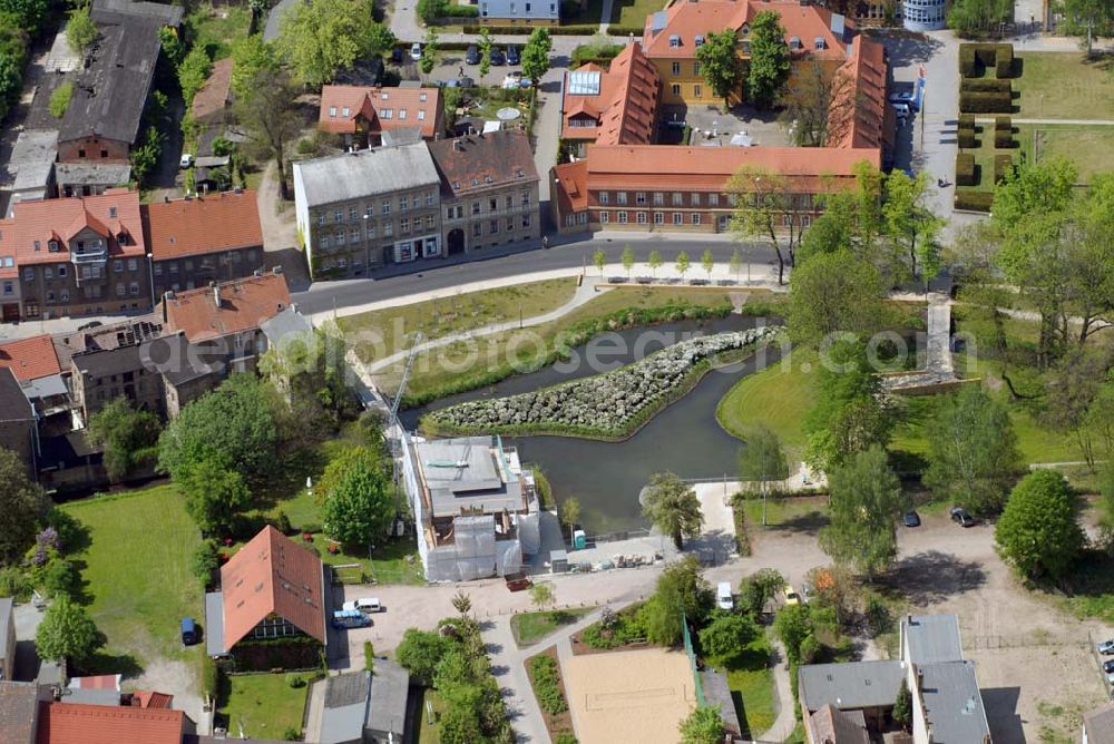 Luckenwalde from the bird's eye view: Blick auf den Ausbau des Nuthepark in Luckenwalde. Grundlage für das Projekt des Nutheparks war der Bebauungsplan Nuthe-Innenstadt, der den Block zwischen der Breiten Straße, dem Haag und dem Markt neu ordnet. Dabei kam es darauf an, die Nuthe als Fluss erlebbar zu gestalten und gute Wegebeziehungen zwischen der Breiten Straße und dem Wohngebiet Volltuch herzustellen und an der Nuthe einen Uferweg anzulegen. Als Nuthepark West wurde der Streifen zwischen dem Haag und der Nuthe realisiert, der von der Straße Markt bis in den Denkmalbereich Haag gegenüber vom Hotel Vierseithof reicht. Am wichtigsten war hier der Bau zweier Brücken und die Modellierung des westlichen Nutheufers, das sowohl waagerecht geschwungen, als auch durch Abgrabungen und einen tieferliegenden Uferweg erreichbar und sichtbar wird. Der Nuthepark West wurde am 3. Oktober 2003 unter großer Anteilnahme der Bevölkerung mit einem Nuthefest eingeweiht. Zur Zeit wird der Nuthepark weiter augebaut.