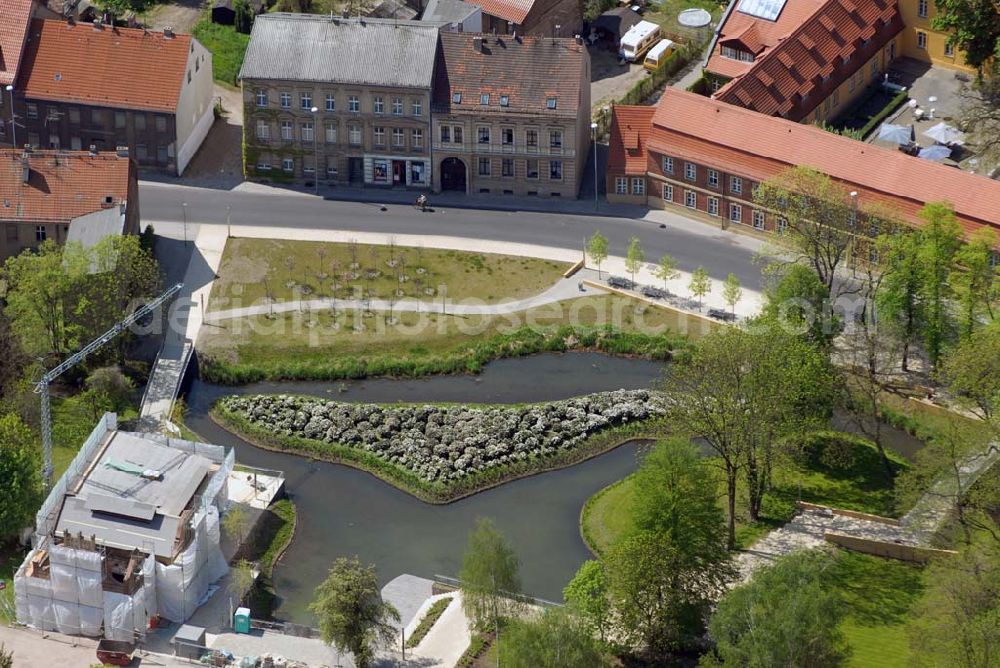 Aerial image Luckenwalde - Blick auf den Ausbau des Nuthepark in Luckenwalde. Grundlage für das Projekt des Nutheparks war der Bebauungsplan Nuthe-Innenstadt, der den Block zwischen der Breiten Straße, dem Haag und dem Markt neu ordnet. Dabei kam es darauf an, die Nuthe als Fluss erlebbar zu gestalten und gute Wegebeziehungen zwischen der Breiten Straße und dem Wohngebiet Volltuch herzustellen und an der Nuthe einen Uferweg anzulegen. Als Nuthepark West wurde der Streifen zwischen dem Haag und der Nuthe realisiert, der von der Straße Markt bis in den Denkmalbereich Haag gegenüber vom Hotel Vierseithof reicht. Am wichtigsten war hier der Bau zweier Brücken und die Modellierung des westlichen Nutheufers, das sowohl waagerecht geschwungen, als auch durch Abgrabungen und einen tieferliegenden Uferweg erreichbar und sichtbar wird. Der Nuthepark West wurde am 3. Oktober 2003 unter großer Anteilnahme der Bevölkerung mit einem Nuthefest eingeweiht. Zur Zeit wird der Nuthepark weiter augebaut.