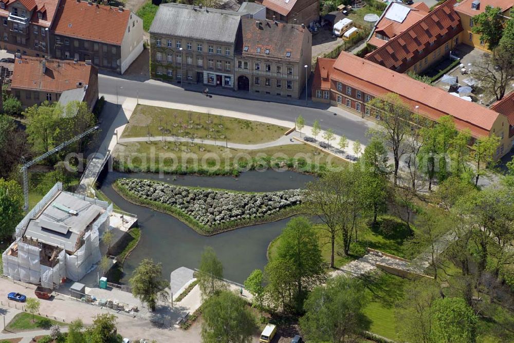 Aerial photograph Luckenwalde - Blick auf den Ausbau des Nuthepark in Luckenwalde. Grundlage für das Projekt des Nutheparks war der Bebauungsplan Nuthe-Innenstadt, der den Block zwischen der Breiten Straße, dem Haag und dem Markt neu ordnet. Dabei kam es darauf an, die Nuthe als Fluss erlebbar zu gestalten und gute Wegebeziehungen zwischen der Breiten Straße und dem Wohngebiet Volltuch herzustellen und an der Nuthe einen Uferweg anzulegen. Als Nuthepark West wurde der Streifen zwischen dem Haag und der Nuthe realisiert, der von der Straße Markt bis in den Denkmalbereich Haag gegenüber vom Hotel Vierseithof reicht. Am wichtigsten war hier der Bau zweier Brücken und die Modellierung des westlichen Nutheufers, das sowohl waagerecht geschwungen, als auch durch Abgrabungen und einen tieferliegenden Uferweg erreichbar und sichtbar wird. Der Nuthepark West wurde am 3. Oktober 2003 unter großer Anteilnahme der Bevölkerung mit einem Nuthefest eingeweiht. Zur Zeit wird der Nuthepark weiter augebaut.