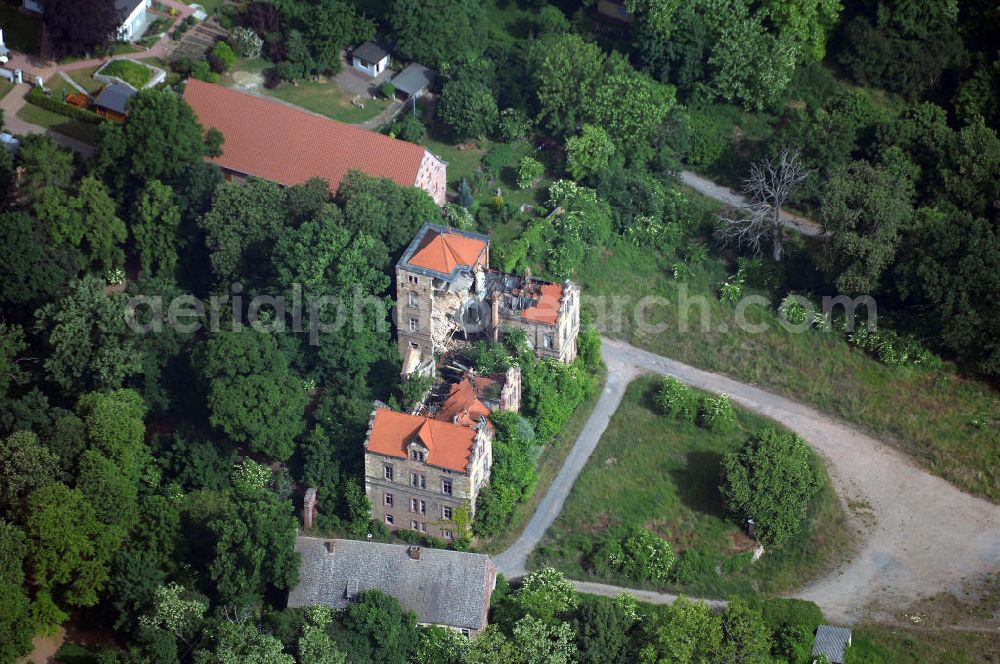 Aerial image FRIEDEBURG - Blick auf das ausgebrannte und verwahrloste Schloß Friedeburg in Friedeburg / Saale in Sachsen-Anhalt.