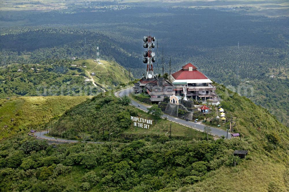 Aerial photograph Tagaytay City - Blick auf den Aussichtspunkt Peoples's Park in the Sky. Der Himmelspalast wurde ursprünglich vom Diktator Marcos als Gasthaus für den amerikanischen Präsidenten Ronald Reagan errichtet, der jedoch nie kam. Heute ist der Himmelspalat besser bekannt als People's Park in the Sky. Look at the view point People's Park in the Sky. The Palace of the Sky was originally erected by dictator Marcos as a guesthouse for the American President Ronald Reagan, who never arrived. Today the Palace of the Sky is better known as People's Park in the Sky.