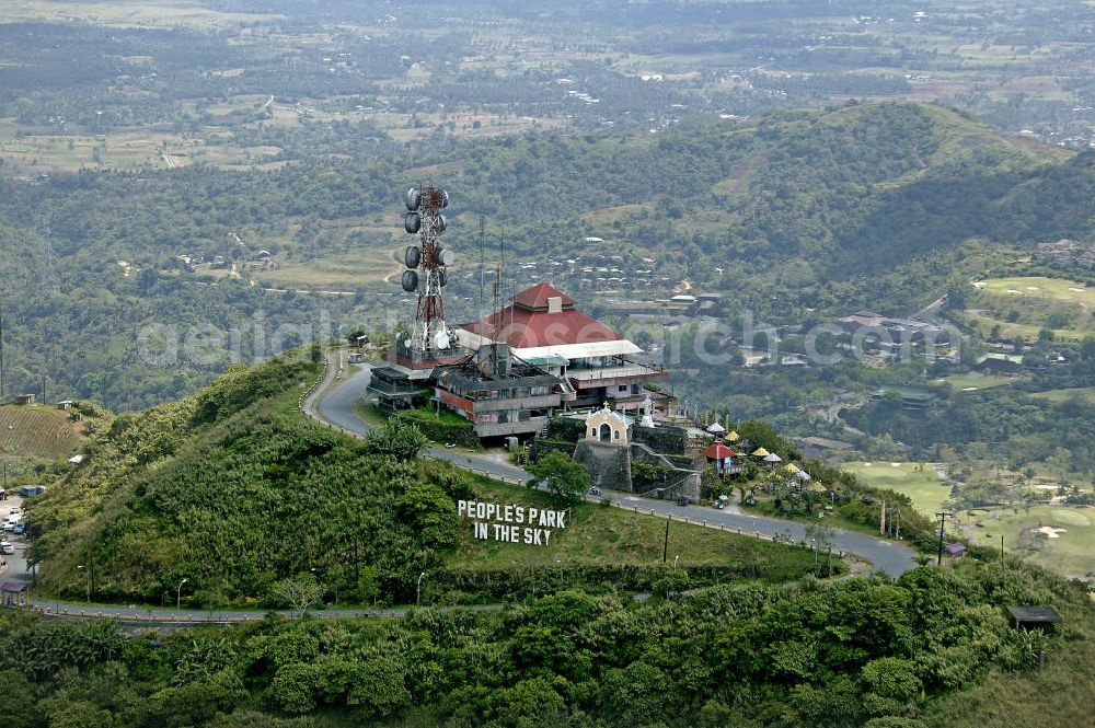 Tagaytay City from above - Blick auf den Aussichtspunkt Peoples's Park in the Sky. Der Himmelspalast wurde ursprünglich vom Diktator Marcos als Gasthaus für den amerikanischen Präsidenten Ronald Reagan errichtet, der jedoch nie kam. Heute ist der Himmelspalat besser bekannt als People's Park in the Sky. Look at the view point People's Park in the Sky. The Palace of the Sky was originally erected by dictator Marcos as a guesthouse for the American President Ronald Reagan, who never arrived. Today the Palace of the Sky is better known as People's Park in the Sky.