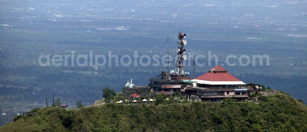 Tagaytay City from above - Blick auf den Aussichtspunkt Peoples's Park in the Sky. Der Himmelspalast wurde ursprünglich vom Diktator Marcos als Gasthaus für den amerikanischen Präsidenten Ronald Reagan errichtet, der jedoch nie kam. Heute ist der Himmelspalat besser bekannt als People's Park in the Sky. Look at the view point People's Park in the Sky. The Palace of the Sky was originally erected by dictator Marcos as a guesthouse for the American President Ronald Reagan, who never arrived. Today the Palace of the Sky is better known as People's Park in the Sky.