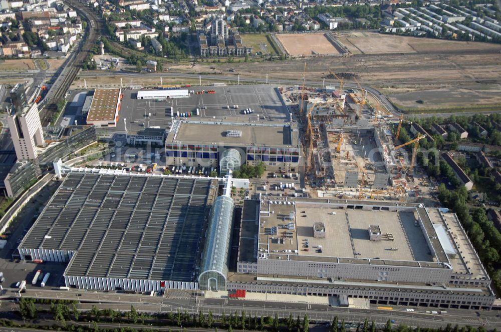 Frankfurt am Main from above - Blick auf das Messe- und Ausstellungsgelände mit Congress- und Festhalle sowie S-Bahnhof Messe. Im Westen des Geländes ensteht zur Zeit die neue Halle 11. Der Bau wird begleitet mit Webcams und Events. Frankfurt ist der drittgrößte Messeplatz der Welt. Adresse: Messe Frankfurt GmbH, Ludwig-Erhard-Anlage 1, 60327 Frankfurt a. M., Tel. +49 (0)69 75 75 0, Fax +49 (0)69 75 75 64 33