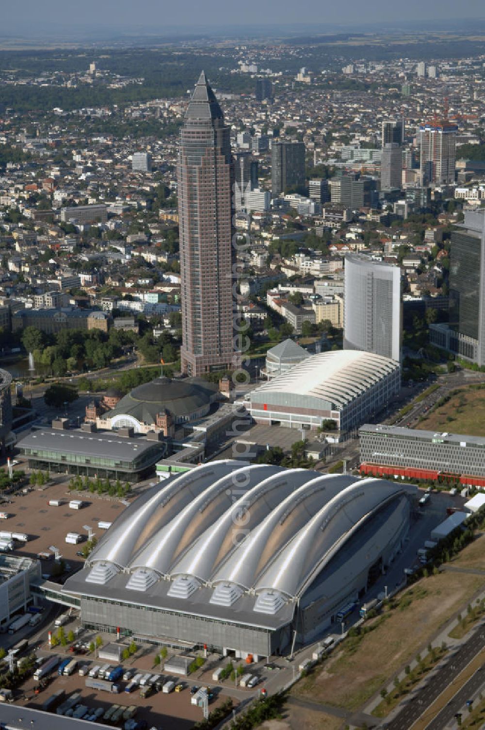 Frankfurt am Main from above - Blick auf das Messe- und Ausstellungsgelände mit Congress- und Festhalle sowie mit dem Messeturm. Im Westen des Geländes ensteht zur Zeit die neue Halle 11. Der Bau wird begleitet mit Webcams und Events. Frankfurt ist der drittgrößte Messeplatz der Welt. Adresse: Messe Frankfurt GmbH, Ludwig-Erhard-Anlage 1, 60327 Frankfurt a. M., Tel. +49 (0)69 75 75 0, Fax +49 (0)69 75 75 64 33