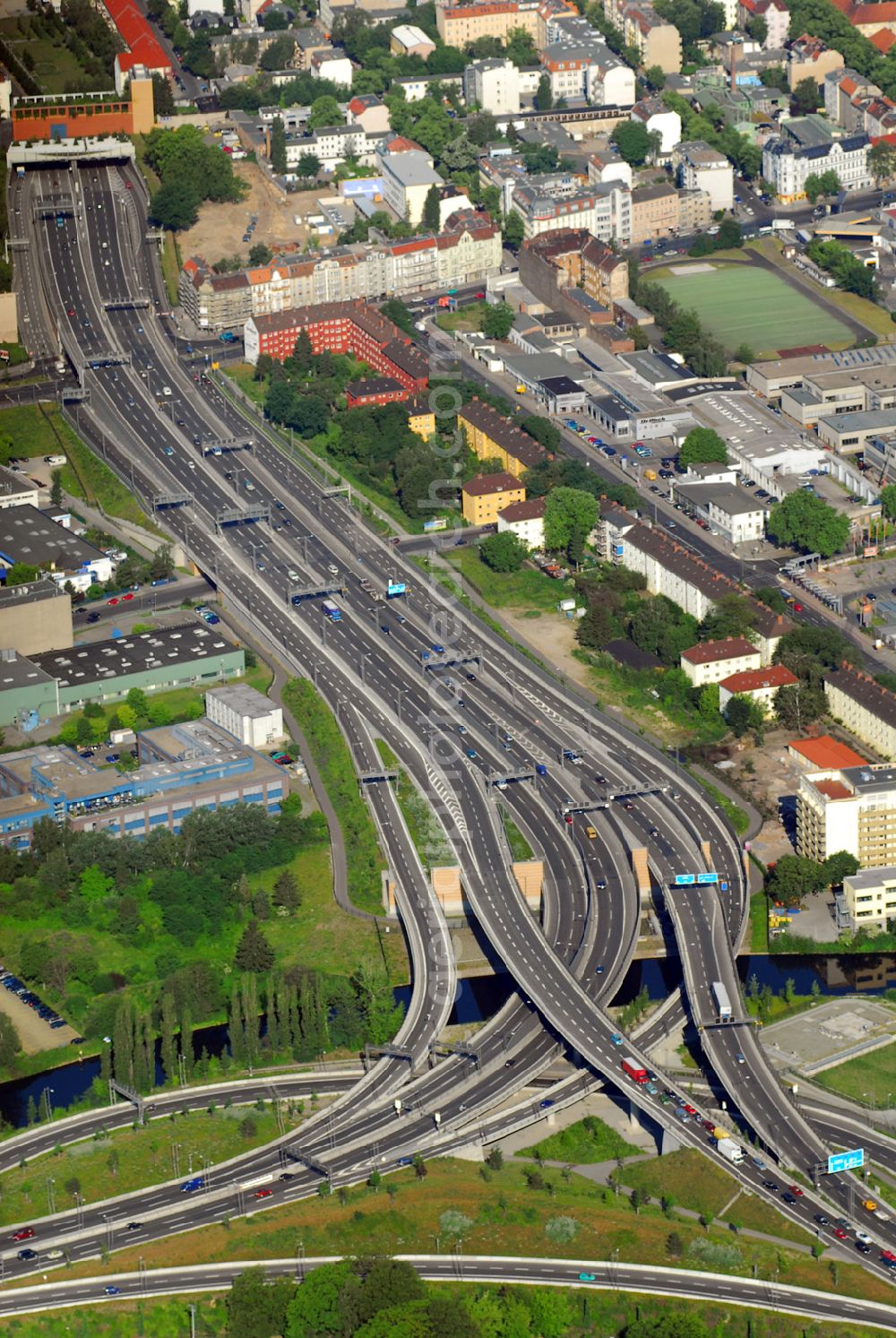 Aerial photograph Berlin - 13.06.2006,Berlin-Neukölln,Luftbildansicht vom Autobahndreieck in Berlin-Neukölln,Es kreuzen sich hier die A 100,die A 179 und die A 113