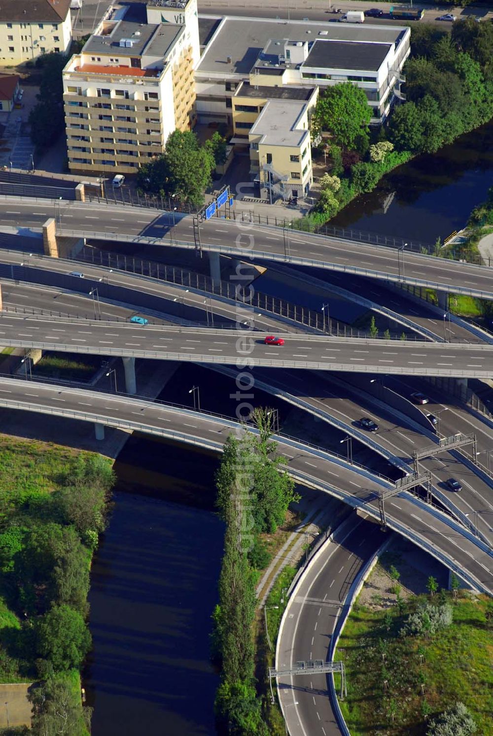 Berlin from the bird's eye view: 13.06.2006,Berlin-Neukölln,Luftbildansicht vom Autobahndreieck in Berlin-Neukölln,Es kreuzen sich hier die A 100,die A 179 und die A 113