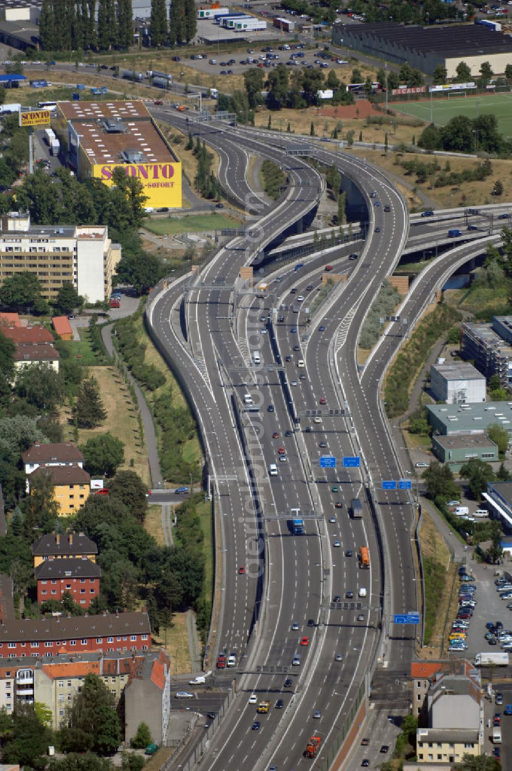 Berlin from the bird's eye view: Blick auf das Autobahndreieck Neukölln, an dem sich die Autobahnen A 100 und A 113 treffen.