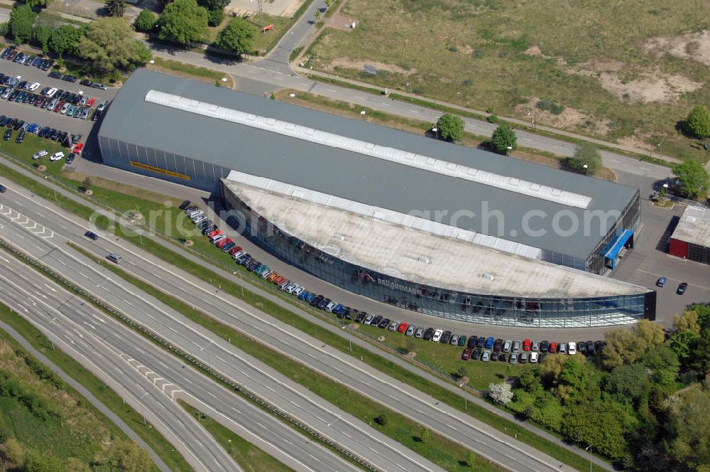 Rostock from above - Blick auf das Autohaus Brüggemann in Rostock. Es organisiert Verkauf, Auslieferung, Instandhaltung von Fahrzeugen. Adresse: Schutower Str. 9, 18069 Rostock, Tel. +49 (0)3 81 6 37 39 0, Fax +49 (0)3 81 6 37 39 20, Email rostock@autohaus-brueggemann.de