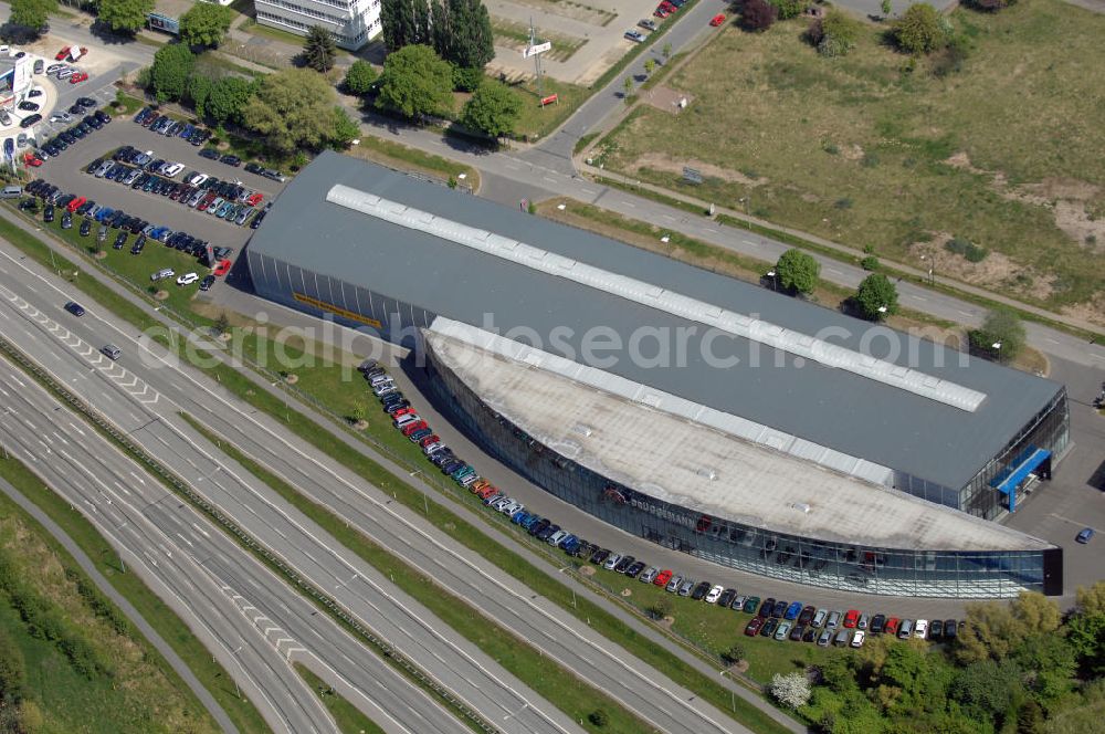 Rostock from the bird's eye view: Blick auf das Autohaus Brüggemann in Rostock. Es organisiert Verkauf, Auslieferung, Instandhaltung von Fahrzeugen. Adresse: Schutower Str. 9, 18069 Rostock, Tel. +49 (0)3 81 6 37 39 0, Fax +49 (0)3 81 6 37 39 20, Email rostock@autohaus-brueggemann.de