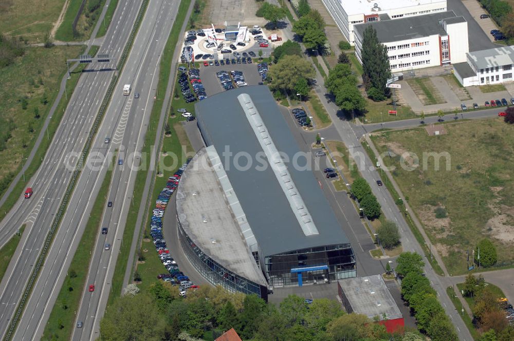 Rostock from above - Blick auf das Autohaus Brüggemann in Rostock. Es organisiert Verkauf, Auslieferung, Instandhaltung von Fahrzeugen. Adresse: Schutower Str. 9, 18069 Rostock, Tel. +49 (0)3 81 6 37 39 0, Fax +49 (0)3 81 6 37 39 20, Email rostock@autohaus-brueggemann.de