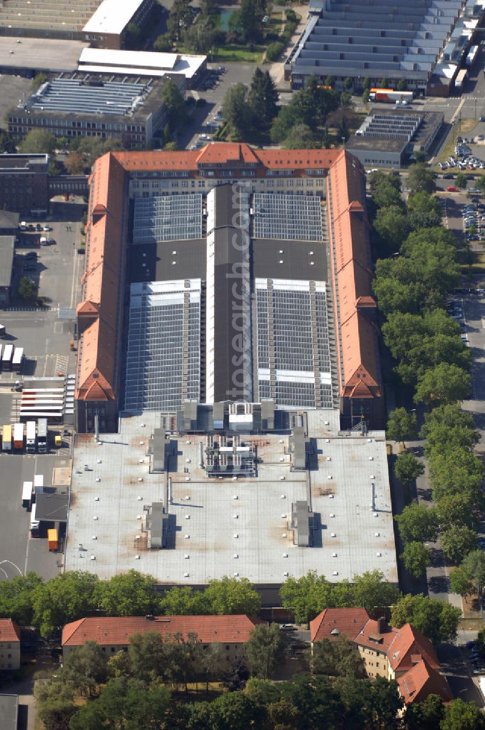 Berlin from above - Blick auf das Automobilwerk der Daimler AG in Berlin-Marienfelde. Es ist das älteste Werk (seit 1902) des Automobilkonzerns. Dort werden Motoren für Maybach und Mercedes-Benz hergestellt. Schwerpunkte sind auch Produktentwicklung, Konstruktion, Fertigung und das große Ausbildungsangebot. Kontakt: Daimlerstraße 143, 12277 Berlin, Tel. +49 (0)30 7491 0