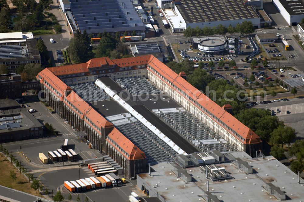 Aerial image Berlin - Blick auf das Automobilwerk der Daimler AG in Berlin-Marienfelde. Es ist das älteste Werk (seit 1902) des Automobilkonzerns. Dort werden Motoren für Maybach und Mercedes-Benz hergestellt. Schwerpunkte sind auch Produktentwicklung, Konstruktion, Fertigung und das große Ausbildungsangebot. Kontakt: Daimlerstraße 143, 12277 Berlin, Tel. +49 (0)30 7491 0