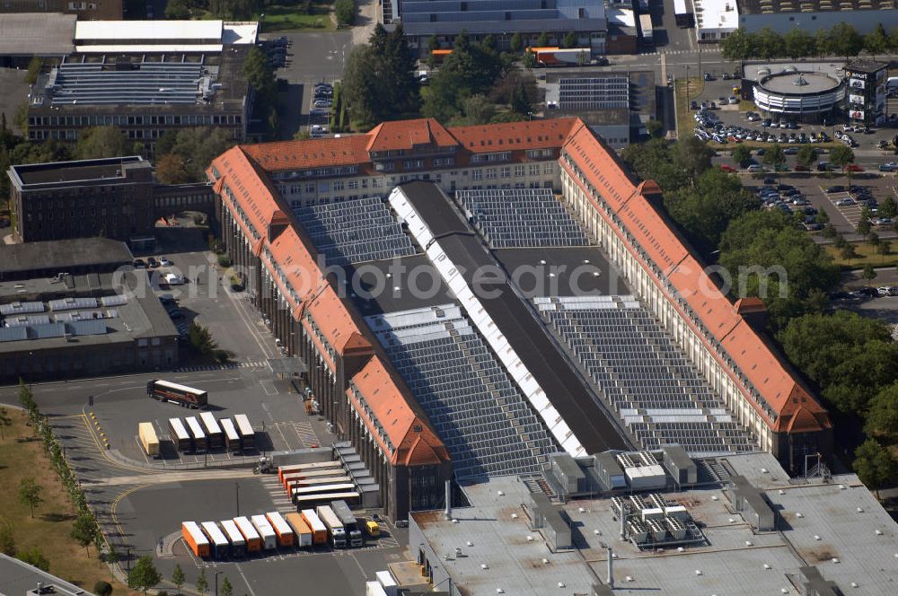 Aerial photograph Berlin - Blick auf das Automobilwerk der Daimler AG in Berlin-Marienfelde. Es ist das älteste Werk (seit 1902) des Automobilkonzerns. Dort werden Motoren für Maybach und Mercedes-Benz hergestellt. Schwerpunkte sind auch Produktentwicklung, Konstruktion, Fertigung und das große Ausbildungsangebot. Kontakt: Daimlerstraße 143, 12277 Berlin, Tel. +49 (0)30 7491 0