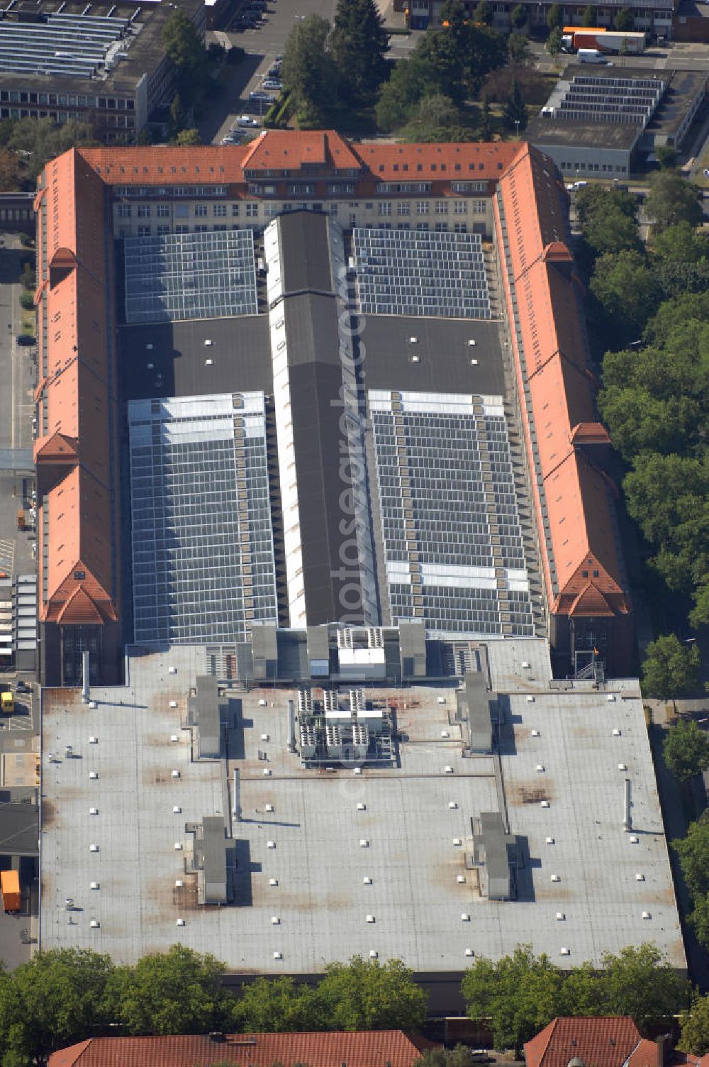 Berlin from above - Blick auf das Automobilwerk der Daimler AG in Berlin-Marienfelde. Es ist das älteste Werk (seit 1902) des Automobilkonzerns. Dort werden Motoren für Maybach und Mercedes-Benz hergestellt. Schwerpunkte sind auch Produktentwicklung, Konstruktion, Fertigung und das große Ausbildungsangebot. Kontakt: Daimlerstraße 143, 12277 Berlin, Tel. +49 (0)30 7491 0