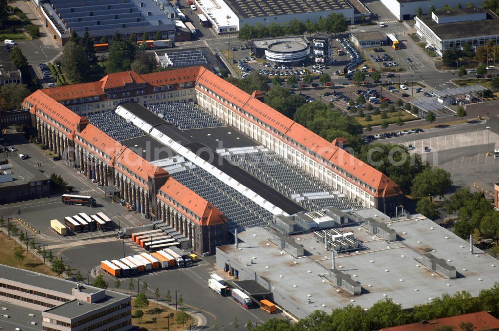 Berlin from the bird's eye view: Blick auf das Automobilwerk der Daimler AG in Berlin-Marienfelde. Es ist das älteste Werk (seit 1902) des Automobilkonzerns. Dort werden Motoren für Maybach und Mercedes-Benz hergestellt. Schwerpunkte sind auch Produktentwicklung, Konstruktion, Fertigung und das große Ausbildungsangebot. Kontakt: Daimlerstraße 143, 12277 Berlin, Tel. +49 (0)30 7491 0