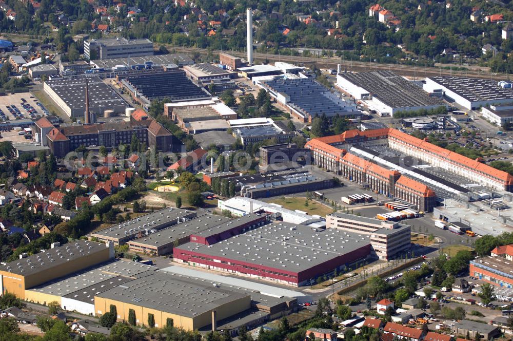 Aerial image Berlin - Blick auf das Automobilwerk der Daimler AG in Berlin-Marienfelde. Es ist das älteste Werk (seit 1902) des Automobilkonzerns. Dort werden Motoren für Maybach und Mercedes-Benz hergestellt. Schwerpunkte sind auch Produktentwicklung, Konstruktion, Fertigung und das große Ausbildungsangebot. Kontakt: Daimlerstraße 143, 12277 Berlin, Tel. +49 (0)30 7491 0