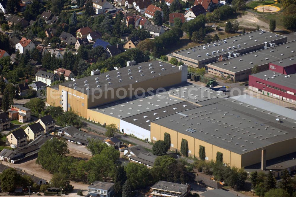 Aerial photograph Berlin - Blick auf das Automobilwerk der Daimler AG in Berlin-Marienfelde. Es ist das älteste Werk (seit 1902) des Automobilkonzerns. Dort werden Motoren für Maybach und Mercedes-Benz hergestellt. Schwerpunkte sind auch Produktentwicklung, Konstruktion, Fertigung und das große Ausbildungsangebot. Kontakt: Daimlerstraße 143, 12277 Berlin, Tel. +49 (0)30 7491 0