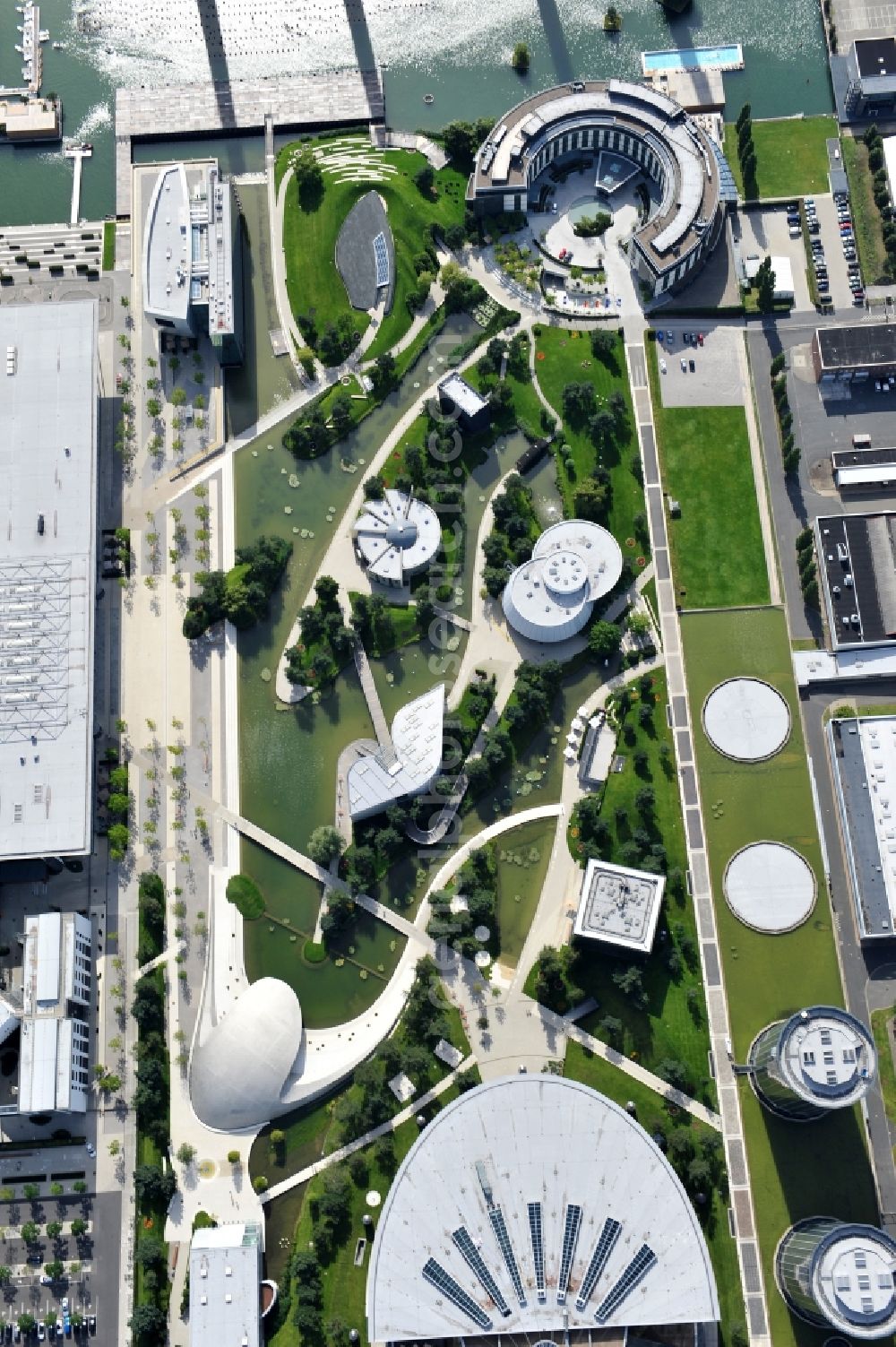 Aerial photograph Wolfsburg - View of the Autostadt Wolfsburg in Lower Saxony. The facility is a museum and theme park of the Volkswagen AG near the Volkswagen plant. Designed by the office of HENN architects and engineers and operated by the Autostadt GmbH, the park was opened in 2000