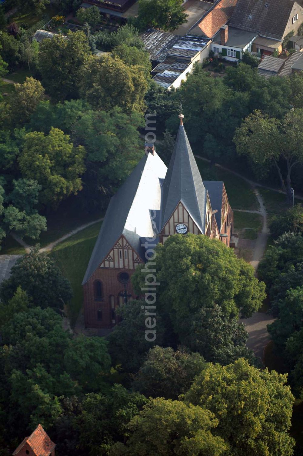 Altenplathow (Genthin) from the bird's eye view: Blick auf den Backsteinbau der evangelische Kirche von Altenplathow. Diese Kirche zählt zur Nord Route der 'Strasse der Romantik' in Sachsen-Anhalt. Die Straße der Romanik verbindet die Dome, Burgen, Klöster und Kirchen die in der Zeit vom 10. bis Mitte des 13. Jahrhundert entstanden, und somit ein Zeichen der Christianisierung sind.