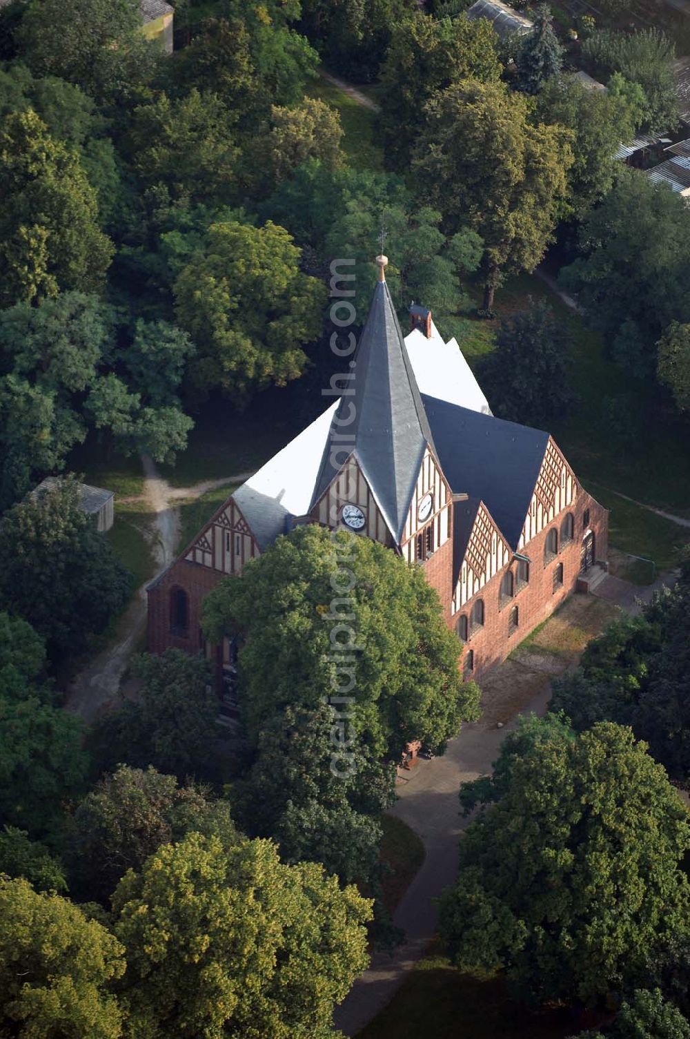 Aerial photograph Altenplathow (Genthin) - Blick auf den Backsteinbau der evangelische Kirche von Altenplathow. Diese Kirche zählt zur Nord Route der 'Strasse der Romantik' in Sachsen-Anhalt. Die Straße der Romanik verbindet die Dome, Burgen, Klöster und Kirchen die in der Zeit vom 10. bis Mitte des 13. Jahrhundert entstanden, und somit ein Zeichen der Christianisierung sind.