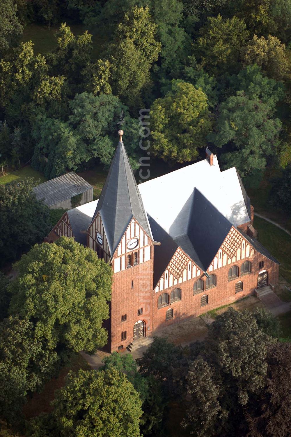 Altenplathow (Genthin) from above - Blick auf den Backsteinbau der evangelische Kirche von Altenplathow. Diese Kirche zählt zur Nord Route der 'Strasse der Romantik' in Sachsen-Anhalt. Die Straße der Romanik verbindet die Dome, Burgen, Klöster und Kirchen die in der Zeit vom 10. bis Mitte des 13. Jahrhundert entstanden, und somit ein Zeichen der Christianisierung sind.