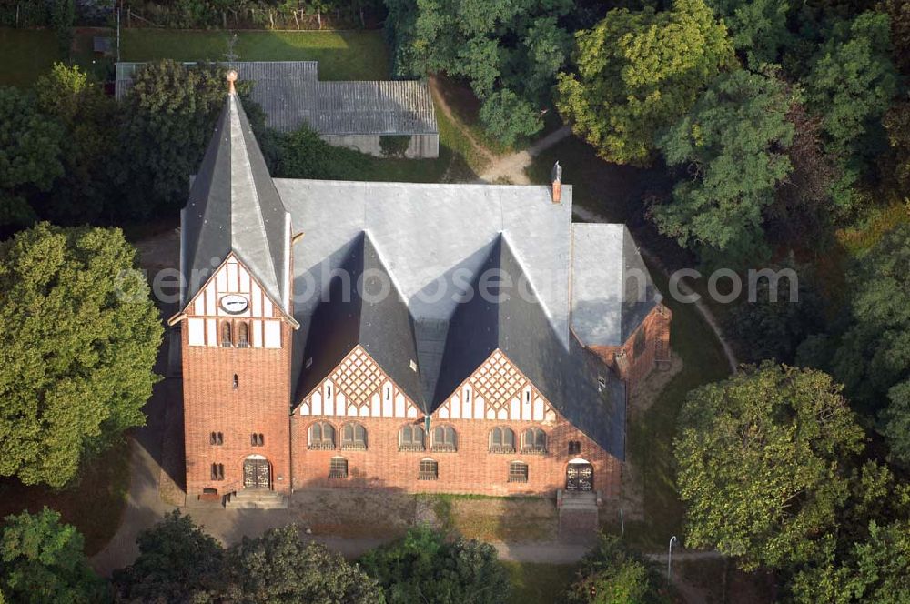 Altenplathow (Genthin) from the bird's eye view: Blick auf den Backsteinbau der evangelische Kirche von Altenplathow. Diese Kirche zählt zur Nord Route der 'Strasse der Romantik' in Sachsen-Anhalt. Die Straße der Romanik verbindet die Dome, Burgen, Klöster und Kirchen die in der Zeit vom 10. bis Mitte des 13. Jahrhundert entstanden, und somit ein Zeichen der Christianisierung sind.