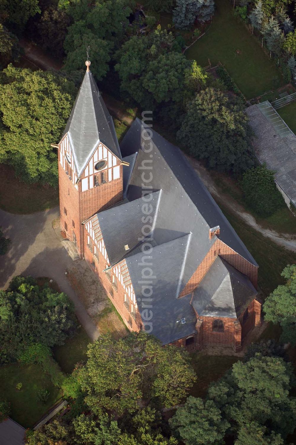 Aerial photograph Altenplathow (Genthin) - Blick auf den Backsteinbau der evangelische Kirche von Altenplathow. Diese Kirche zählt zur Nord Route der 'Strasse der Romantik' in Sachsen-Anhalt. Die Straße der Romanik verbindet die Dome, Burgen, Klöster und Kirchen die in der Zeit vom 10. bis Mitte des 13. Jahrhundert entstanden, und somit ein Zeichen der Christianisierung sind.