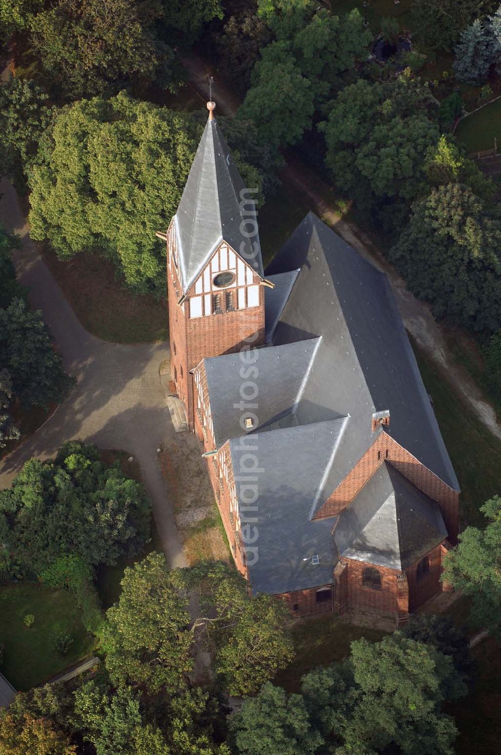 Altenplathow (Genthin) from above - Blick auf den Backsteinbau der evangelische Kirche von Altenplathow. Diese Kirche zählt zur Nord Route der 'Strasse der Romantik' in Sachsen-Anhalt. Die Straße der Romanik verbindet die Dome, Burgen, Klöster und Kirchen die in der Zeit vom 10. bis Mitte des 13. Jahrhundert entstanden, und somit ein Zeichen der Christianisierung sind.