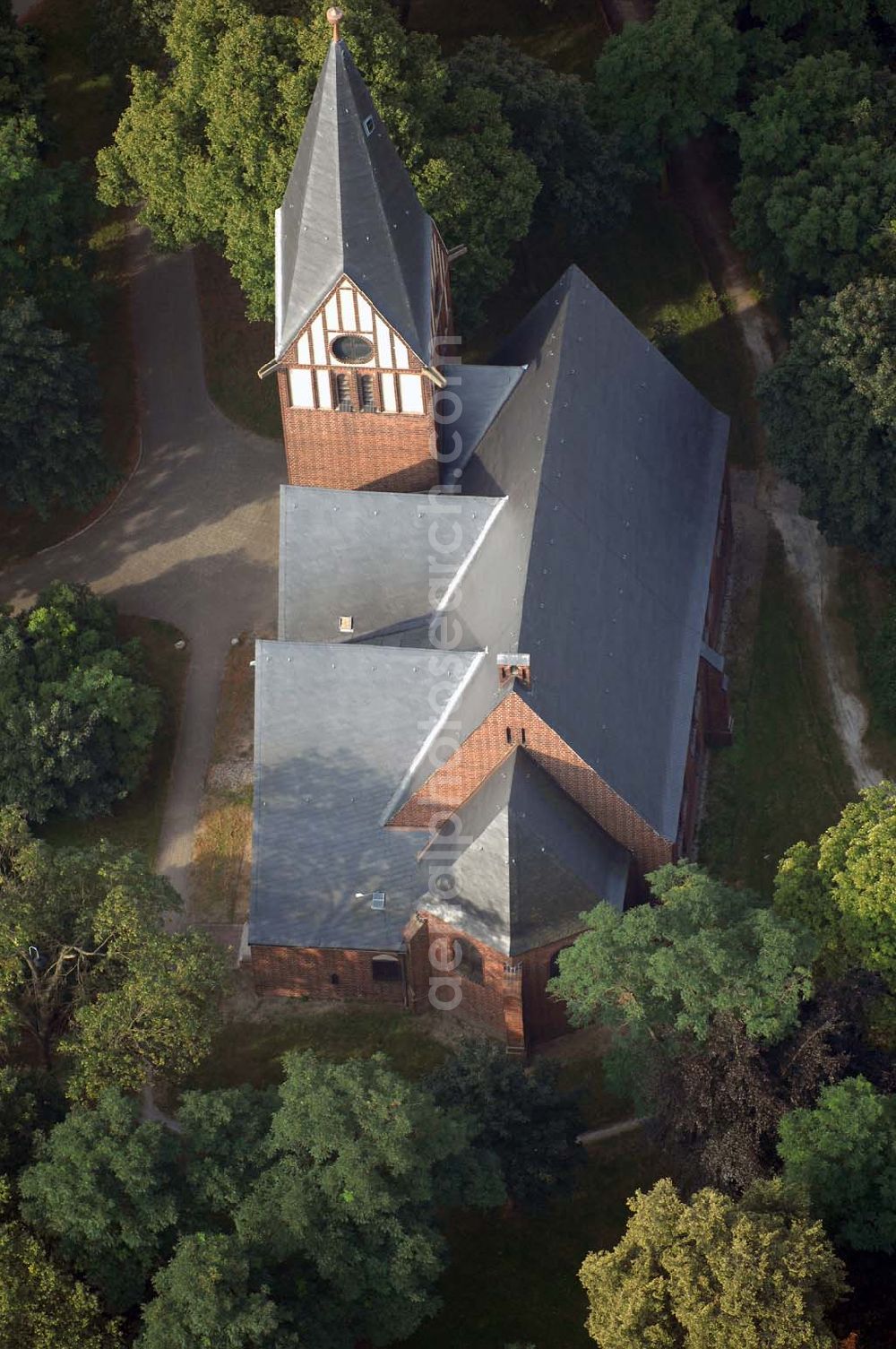 Altenplathow (Genthin) from the bird's eye view: Blick auf den Backsteinbau der evangelische Kirche von Altenplathow. Diese Kirche zählt zur Nord Route der 'Strasse der Romantik' in Sachsen-Anhalt. Die Straße der Romanik verbindet die Dome, Burgen, Klöster und Kirchen die in der Zeit vom 10. bis Mitte des 13. Jahrhundert entstanden, und somit ein Zeichen der Christianisierung sind.