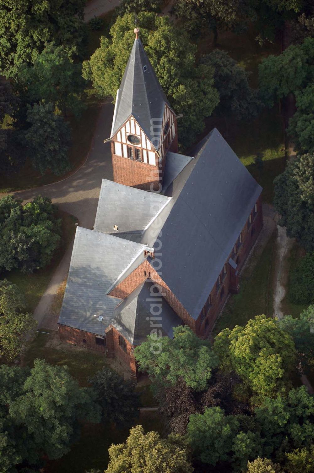 Aerial image Altenplathow (Genthin) - Blick auf den Backsteinbau der evangelische Kirche von Altenplathow. Diese Kirche zählt zur Nord Route der 'Strasse der Romantik' in Sachsen-Anhalt. Die Straße der Romanik verbindet die Dome, Burgen, Klöster und Kirchen die in der Zeit vom 10. bis Mitte des 13. Jahrhundert entstanden, und somit ein Zeichen der Christianisierung sind.