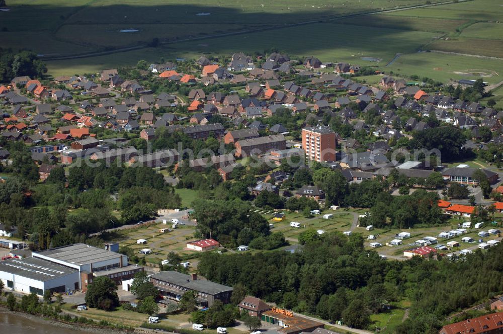 Tönning from above - Blick auf den Bade- und Luftkurort Tönning. Er liegt an der Eider und hat ca. 5000 Einwohner. An der Mündung der Eider in die Nordsee in der Nähe des Eidersperrwerks, verfügt die Stadt über einen kleinen Fischerei- und Sportboothafen, der aber eine große Geschichte hat. Kontakt: Tourist- und Freizeitbetriebe Tönning, Am Markt 1, 25832 Tönning, Tel. +49 (0)4861 614 20, Fax +49 (0)4861 614 44, Email info(at)toenning.de