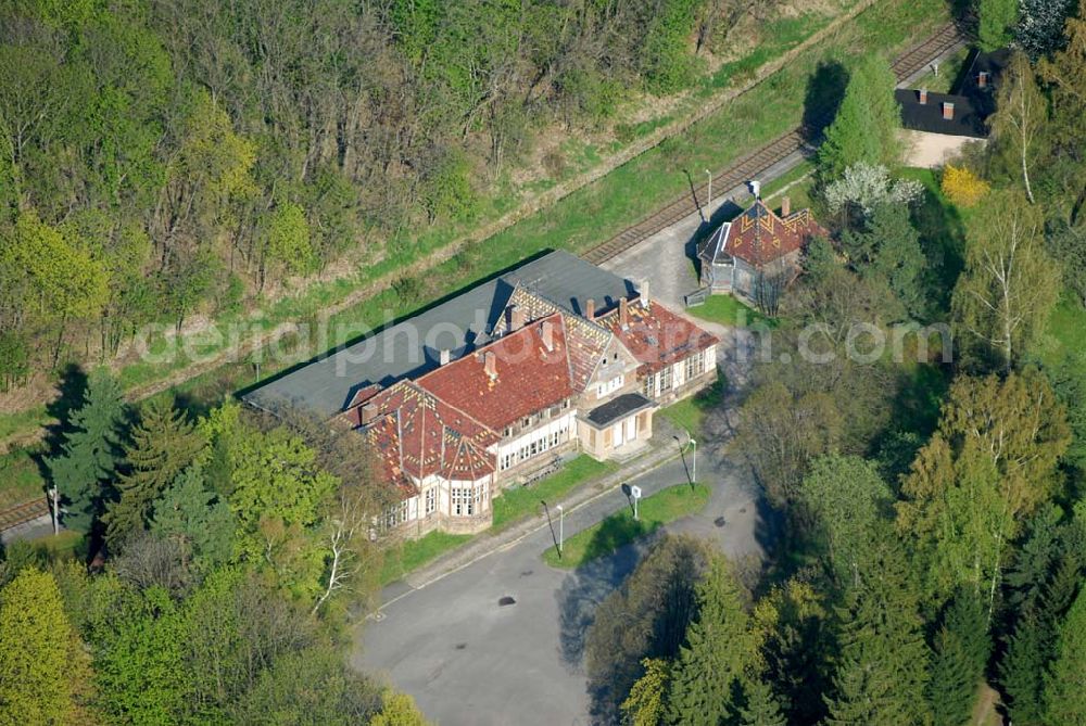 Aerial image Friedrichroda (Thüringen) - Blick auf den Bahnhof Friedrichroda im Thüringer Wald. Der Bahnhof wurde im Zuge der 1848 eröffneten Strecke Erfurt-Waltershausen 1876 gebaut. Heute ist er größtenteils verfallen und wird kaum noch befahren.