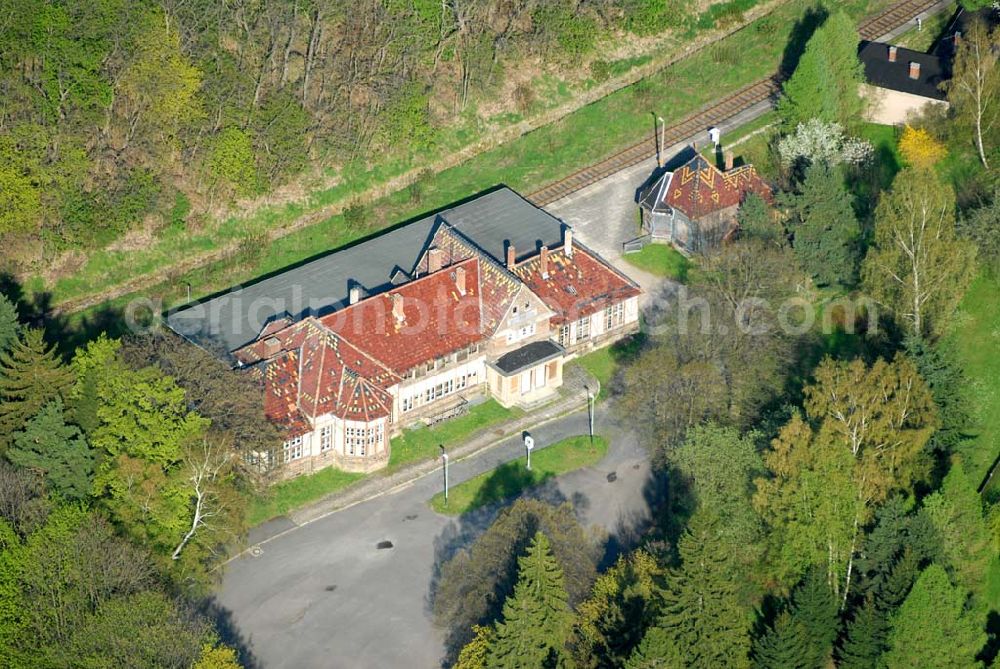 Aerial photograph Friedrichroda (Thüringen) - Blick auf den Bahnhof Friedrichroda im Thüringer Wald. Der Bahnhof wurde im Zuge der 1848 eröffneten Strecke Erfurt-Waltershausen 1876 gebaut. Heute ist er größtenteils verfallen und wird kaum noch befahren.