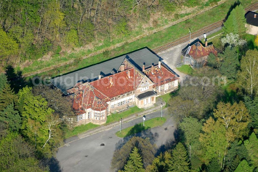 Friedrichroda (Thüringen) from above - Blick auf den Bahnhof Friedrichroda im Thüringer Wald. Der Bahnhof wurde im Zuge der 1848 eröffneten Strecke Erfurt-Waltershausen 1876 gebaut. Heute ist er größtenteils verfallen und wird kaum noch befahren.