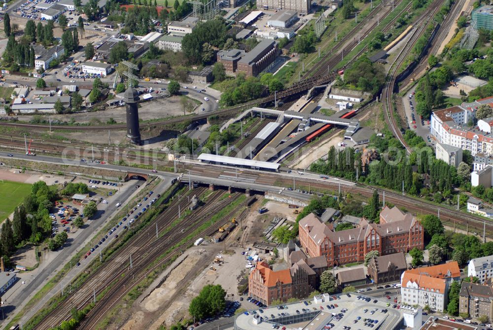 Berlin from above - Blick auf den Bahnhof Ostkreuz kurz vor dem Beginn der Umbauarbeiten. Schon seit Anfang des 20. Jahrhunderts gab es immer wieder Pläne zum Umbau, auch 1937 und in der DDR-Zeit, um den mit Treppen und Winkeln versehenen wichtigen Umsteigebahnhof besser nutzbar zu machen. Letztlich scheute man die Komplexität und hohen Kosten, sodass der Bahnhof ohne wesentliche Veränderungen blieb und den Spitznamen „Rostkreuz“ erhielt. Er steht heute teilweise unter Denkmalschutz, sodass für die vorgesehene Sanierung des Bahnhofskomplexes Kompromisse zum Erhalt der historischen Bausubstanz eingegangen werden müssen.Der Umbau des Ostkreuzes kommt einem Neubau gleich, der aber bei laufendem Zugbetrieb durchgeführt werden soll und daher bis zu zehn Jahre in Anspruch nehmen wird. Zur Erweiterung des Bahnhofs war ursprünglich die Errichtung einer 132 Meter langen, 79 Meter breiten und 15 Meter hohen Bahnhofshalle neben der Ringbahn vorgesehen, in der Züge der Regionalbahn halten sollen. Unter an derem werden dabei 10 Aufzüge und 17 Fahrtreppen errichtet.