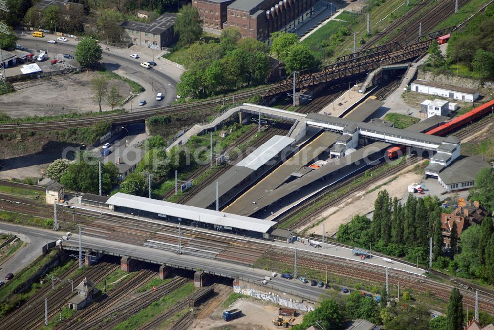 Berlin from the bird's eye view: Blick auf den Bahnhof Ostkreuz kurz vor dem Beginn der Umbauarbeiten. Schon seit Anfang des 20. Jahrhunderts gab es immer wieder Pläne zum Umbau, auch 1937 und in der DDR-Zeit, um den mit Treppen und Winkeln versehenen wichtigen Umsteigebahnhof besser nutzbar zu machen. Letztlich scheute man die Komplexität und hohen Kosten, sodass der Bahnhof ohne wesentliche Veränderungen blieb und den Spitznamen „Rostkreuz“ erhielt. Er steht heute teilweise unter Denkmalschutz, sodass für die vorgesehene Sanierung des Bahnhofskomplexes Kompromisse zum Erhalt der historischen Bausubstanz eingegangen werden müssen.Der Umbau des Ostkreuzes kommt einem Neubau gleich, der aber bei laufendem Zugbetrieb durchgeführt werden soll und daher bis zu zehn Jahre in Anspruch nehmen wird. Zur Erweiterung des Bahnhofs war ursprünglich die Errichtung einer 132 Meter langen, 79 Meter breiten und 15 Meter hohen Bahnhofshalle neben der Ringbahn vorgesehen, in der Züge der Regionalbahn halten sollen. Unter an derem werden dabei 10 Aufzüge und 17 Fahrtreppen errichtet.