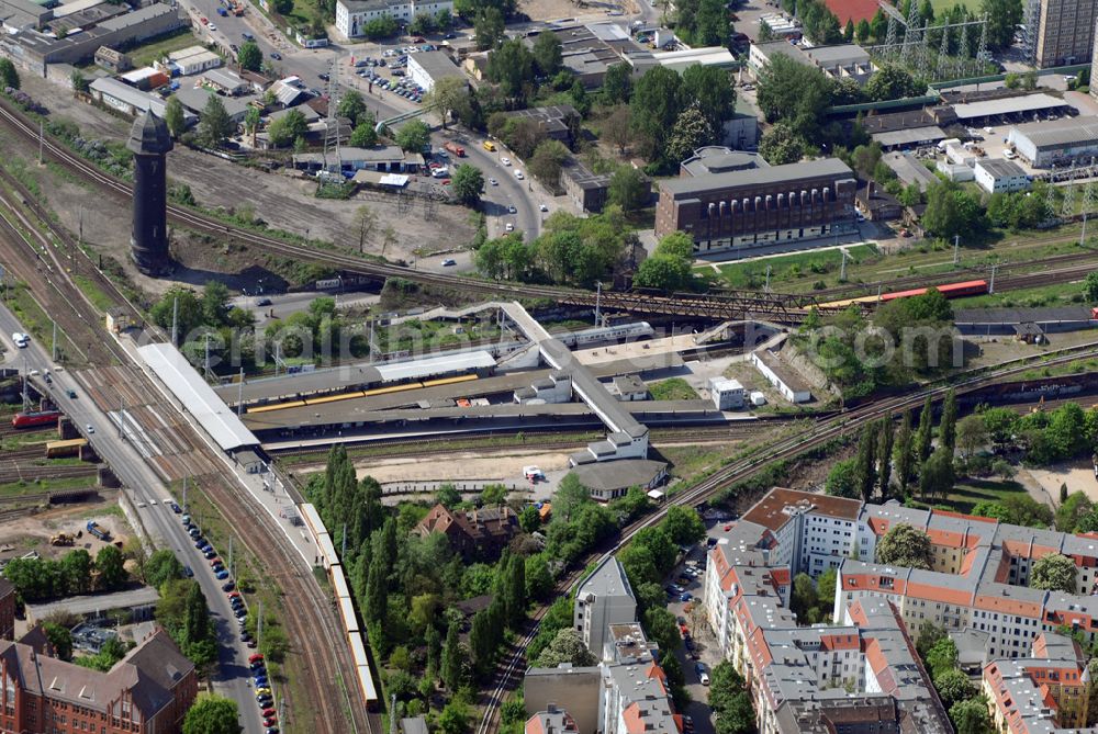 Aerial image Berlin - Blick auf den Bahnhof Ostkreuz kurz vor dem Beginn der Umbauarbeiten. Schon seit Anfang des 20. Jahrhunderts gab es immer wieder Pläne zum Umbau, auch 1937 und in der DDR-Zeit, um den mit Treppen und Winkeln versehenen wichtigen Umsteigebahnhof besser nutzbar zu machen. Letztlich scheute man die Komplexität und hohen Kosten, sodass der Bahnhof ohne wesentliche Veränderungen blieb und den Spitznamen „Rostkreuz“ erhielt. Er steht heute teilweise unter Denkmalschutz, sodass für die vorgesehene Sanierung des Bahnhofskomplexes Kompromisse zum Erhalt der historischen Bausubstanz eingegangen werden müssen.Der Umbau des Ostkreuzes kommt einem Neubau gleich, der aber bei laufendem Zugbetrieb durchgeführt werden soll und daher bis zu zehn Jahre in Anspruch nehmen wird. Zur Erweiterung des Bahnhofs war ursprünglich die Errichtung einer 132 Meter langen, 79 Meter breiten und 15 Meter hohen Bahnhofshalle neben der Ringbahn vorgesehen, in der Züge der Regionalbahn halten sollen. Unter an derem werden dabei 10 Aufzüge und 17 Fahrtreppen errichtet.