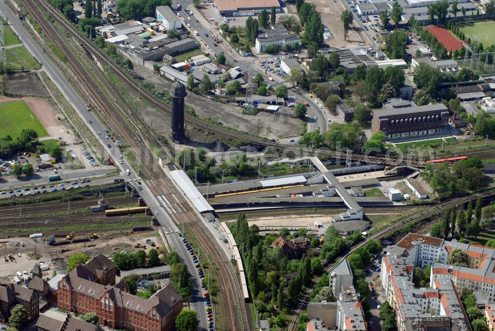 Aerial photograph Berlin - Blick auf den Bahnhof Ostkreuz kurz vor dem Beginn der Umbauarbeiten. Schon seit Anfang des 20. Jahrhunderts gab es immer wieder Pläne zum Umbau, auch 1937 und in der DDR-Zeit, um den mit Treppen und Winkeln versehenen wichtigen Umsteigebahnhof besser nutzbar zu machen. Letztlich scheute man die Komplexität und hohen Kosten, sodass der Bahnhof ohne wesentliche Veränderungen blieb und den Spitznamen „Rostkreuz“ erhielt. Er steht heute teilweise unter Denkmalschutz, sodass für die vorgesehene Sanierung des Bahnhofskomplexes Kompromisse zum Erhalt der historischen Bausubstanz eingegangen werden müssen.Der Umbau des Ostkreuzes kommt einem Neubau gleich, der aber bei laufendem Zugbetrieb durchgeführt werden soll und daher bis zu zehn Jahre in Anspruch nehmen wird. Zur Erweiterung des Bahnhofs war ursprünglich die Errichtung einer 132 Meter langen, 79 Meter breiten und 15 Meter hohen Bahnhofshalle neben der Ringbahn vorgesehen, in der Züge der Regionalbahn halten sollen. Unter an derem werden dabei 10 Aufzüge und 17 Fahrtreppen errichtet.