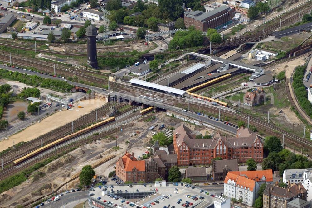 Berlin from above - Blick auf den Bahnhof Ostkreuz während der Umbauarbeiten. Schon seit Anfang des 20. Jahrhunderts gab es immer wieder Pläne zum Umbau, auch 1937 und in der DDR-Zeit, um den mit Treppen und Winkeln versehenen wichtigen Umsteigebahnhof besser nutzbar zu machen. Letztlich scheute man die Komplexität und hohen Kosten, sodass der Bahnhof ohne wesentliche Veränderungen blieb und den Spitznamen „Rostkreuz“ erhielt. Er steht heute teilweise unter Denkmalschutz, sodass für die vorgesehene Sanierung des Bahnhofskomplexes Kompromisse zum Erhalt der historischen Bausubstanz eingegangen werden müssen.Der Umbau des Ostkreuzes kommt einem Neubau gleich, der aber bei laufendem Zugbetrieb durchgeführt werden soll und daher bis zu zehn Jahre in Anspruch nehmen wird. Zur Erweiterung des Bahnhofs war ursprünglich die Errichtung einer 132 Meter langen, 79 Meter breiten und 15 Meter hohen Bahnhofshalle neben der Ringbahn vorgesehen, in der Züge der Regionalbahn halten sollen. Unter an derem werden dabei 10 Aufzüge und 17 Fahrtreppen errichtet.