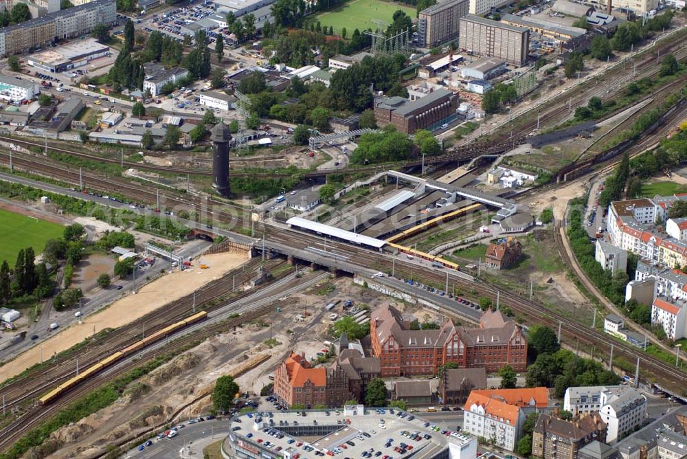 Berlin from the bird's eye view: Blick auf den Bahnhof Ostkreuz während der Umbauarbeiten. Schon seit Anfang des 20. Jahrhunderts gab es immer wieder Pläne zum Umbau, auch 1937 und in der DDR-Zeit, um den mit Treppen und Winkeln versehenen wichtigen Umsteigebahnhof besser nutzbar zu machen. Letztlich scheute man die Komplexität und hohen Kosten, sodass der Bahnhof ohne wesentliche Veränderungen blieb und den Spitznamen „Rostkreuz“ erhielt. Er steht heute teilweise unter Denkmalschutz, sodass für die vorgesehene Sanierung des Bahnhofskomplexes Kompromisse zum Erhalt der historischen Bausubstanz eingegangen werden müssen.Der Umbau des Ostkreuzes kommt einem Neubau gleich, der aber bei laufendem Zugbetrieb durchgeführt werden soll und daher bis zu zehn Jahre in Anspruch nehmen wird. Zur Erweiterung des Bahnhofs war ursprünglich die Errichtung einer 132 Meter langen, 79 Meter breiten und 15 Meter hohen Bahnhofshalle neben der Ringbahn vorgesehen, in der Züge der Regionalbahn halten sollen. Unter an derem werden dabei 10 Aufzüge und 17 Fahrtreppen errichtet.