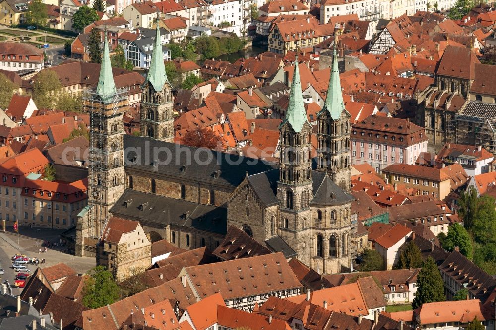 Aerial photograph Bamberg - View of the Bamberg Cathedral of St. Peter and St. George in the state of Bavaria. The cathedral, which was consecrated in 1012 for the first time, belongs to the German Emperor and cathedrals, and is with its four towers, the dominant building of the World Heritage of Bamberg's Old Town