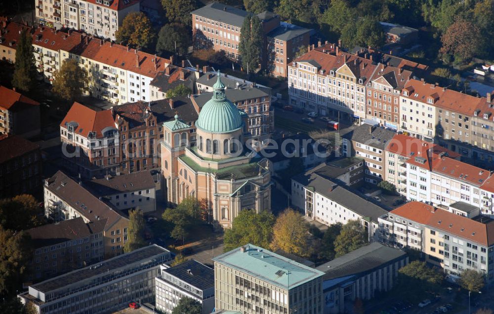 Hannover from above - Blick auf die Basilika St. Clemens in Hannover-Calenberger Neustadt, die erste katholische Kirche Hannovers nach der Reformation. Während des zweiten Weltkriegs wurde sie bei einem Bombenangriff zerstört, danach aber wieder aufgebaut. Kontakt: Probsteigemeinde Basilika St. Clemens, Goethestraße 33 30169 Hannover, Tel. +49(0)511 1640 520, Fax +49(0)511 1640 556, Email: pfarrbuero@st-clemens-hannover.de