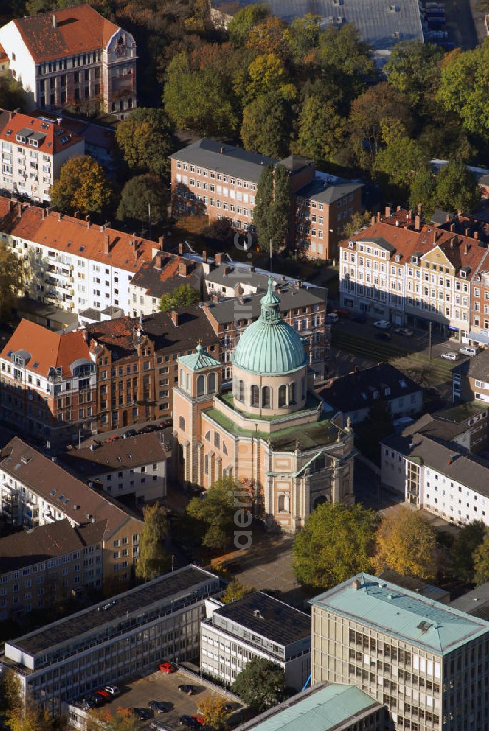 Hannover from the bird's eye view: Blick auf die Basilika St. Clemens in Hannover-Calenberger Neustadt, die erste katholische Kirche Hannovers nach der Reformation. Während des zweiten Weltkriegs wurde sie bei einem Bombenangriff zerstört, danach aber wieder aufgebaut. Kontakt: Probsteigemeinde Basilika St. Clemens, Goethestraße 33 30169 Hannover, Tel. +49(0)511 1640 520, Fax +49(0)511 1640 556, Email: pfarrbuero@st-clemens-hannover.de