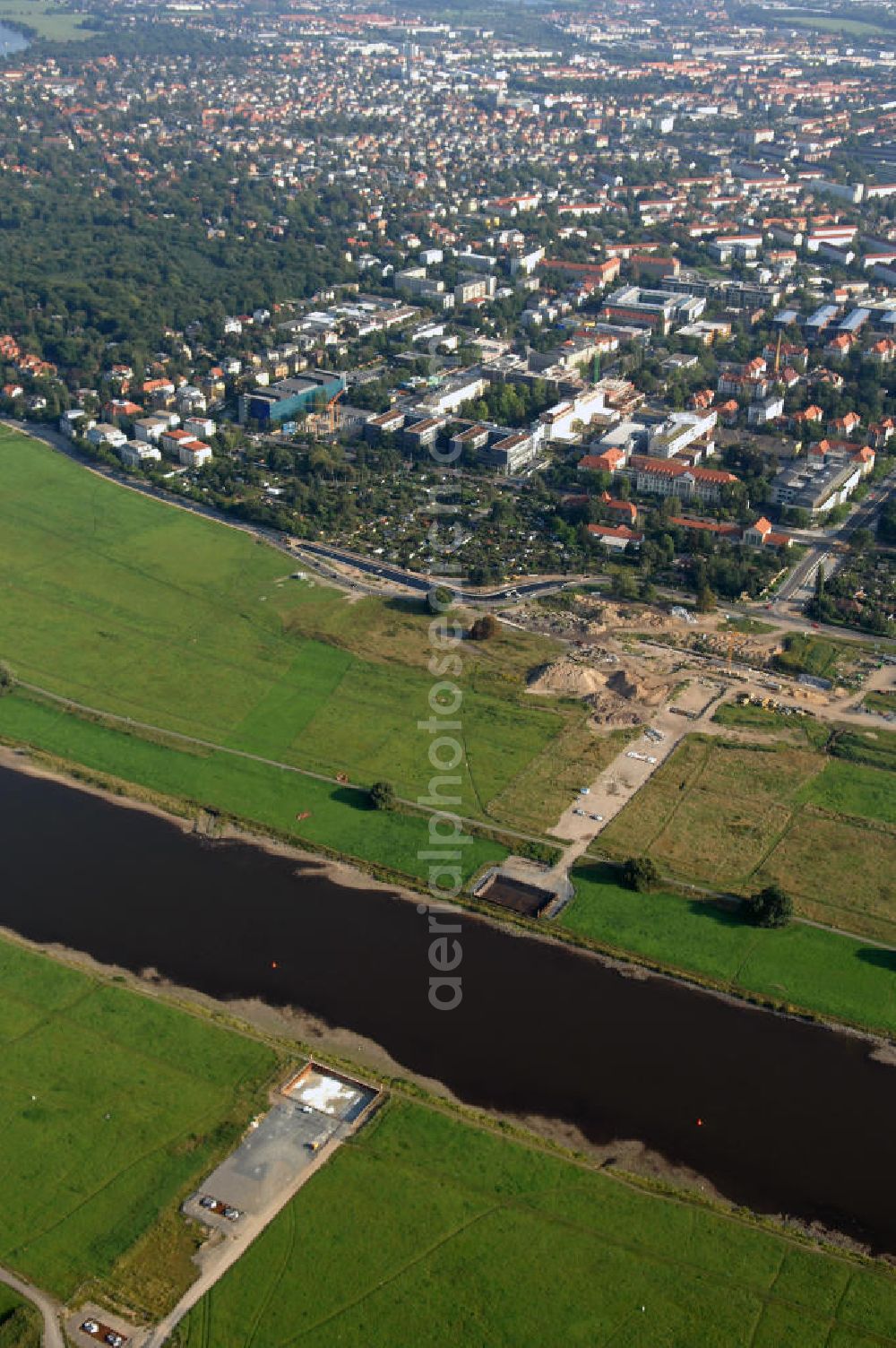 DRESDEN from the bird's eye view: Blick auf die im Bau befindliche Waldschlösschenbrücke in Dresden. Das Bauvorhaben ist sehr umstritten, da die UNESCO bereits angedroht hat Dresden den Titel des Weltkulturerbes abzuerkennen, sollte der Bau der Brücke weitergeführt werden. Das Bautzner Oberverwaltungsgericht ordnete hingegen an die Brücke zu bauen, obwohl unklar ist ob dieses Vorhaben rechtens ist. Inzwischen wurden in der Planung der Brücke einige Änderungen vorgenommen. Der Bogen wird kleiner werden, die neue Planung sieht die Brücke einen Meter schmaler vor und die Füße werden nicht so wuchtig, sondern dezent ausfallen. Kontakt: Landeshauptstadt Dresden Stadtplanungsamt Abteilung Stadtplanung und Stadtgestaltung Frau Tauber, Postfach 120020 01001 Dresden, Technisches Rathaus, Hamburger Straße 19 01067 Dresden, 2. Etage, Zimmer 2042, Tel. +49(0)351 4883577, Fax +49(0)351 4883456, Email: bauleitplanung-altstadt-blasewitz@dresden.de; AWB Architekten Architekturbüro Bauer BDA, Blasewitzer Straße 78 01307 Dresden, Tel. +49(0)351 49709 0, Fax +49(0)351 49709 20