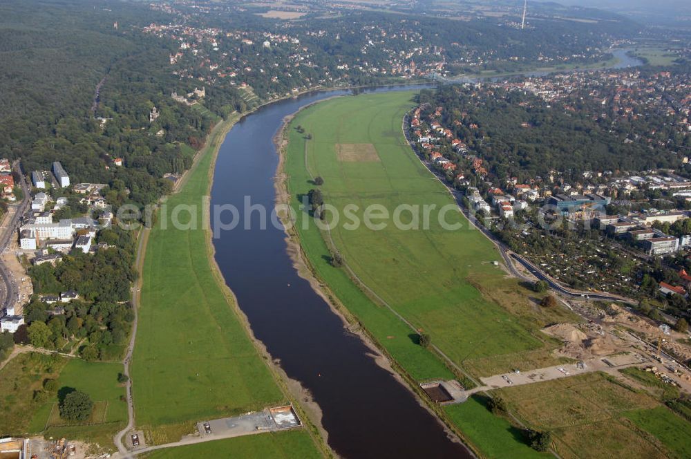 Aerial image DRESDEN - Blick auf die im Bau befindliche Waldschlösschenbrücke in Dresden. Das Bauvorhaben ist sehr umstritten, da die UNESCO bereits angedroht hat Dresden den Titel des Weltkulturerbes abzuerkennen, sollte der Bau der Brücke weitergeführt werden. Das Bautzner Oberverwaltungsgericht ordnete hingegen an die Brücke zu bauen, obwohl unklar ist ob dieses Vorhaben rechtens ist. Inzwischen wurden in der Planung der Brücke einige Änderungen vorgenommen. Der Bogen wird kleiner werden, die neue Planung sieht die Brücke einen Meter schmaler vor und die Füße werden nicht so wuchtig, sondern dezent ausfallen. Kontakt: Landeshauptstadt Dresden Stadtplanungsamt Abteilung Stadtplanung und Stadtgestaltung Frau Tauber, Postfach 120020 01001 Dresden, Technisches Rathaus, Hamburger Straße 19 01067 Dresden, 2. Etage, Zimmer 2042, Tel. +49(0)351 4883577, Fax +49(0)351 4883456, Email: bauleitplanung-altstadt-blasewitz@dresden.de; AWB Architekten Architekturbüro Bauer BDA, Blasewitzer Straße 78 01307 Dresden, Tel. +49(0)351 49709 0, Fax +49(0)351 49709 20