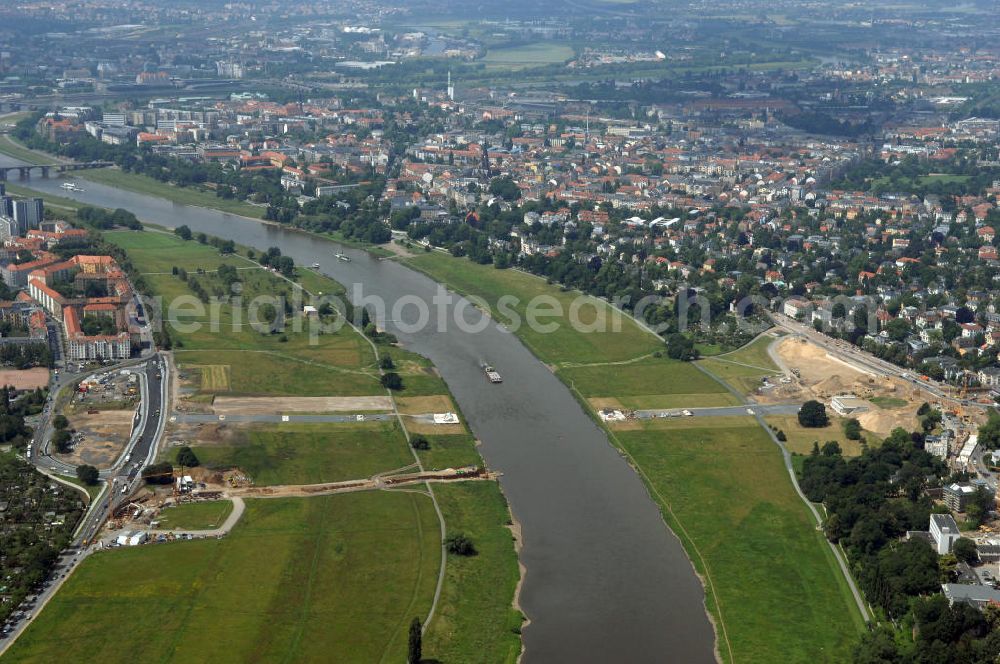 Aerial photograph Dresden - Blick auf die im Bau befindliche Waldschlösschenbrücke in Dresden. Das Bauvorhaben ist sehr umstritten, da die UNESCO bereits angedroht hat Dresden den Titel des Weltkulturerbes abzuerkennen, sollte der Bau der Brücke weitergeführt werden. Das Bautzner Oberverwaltungsgericht ordnete hingegen an die Brücke zu bauen, obwohl unklar ist ob dieses Vorhaben rechtens ist. Inzwischen wurden in der Planung der Brücke einige Änderungen vorgenommen. Der Bogen wird kleiner werden, die neue Planung sieht die Brücke einen Meter schmaler vor und die Füße werden nicht so wuchtig, sondern dezent ausfallen. Kontakt: Landeshauptstadt Dresden Stadtplanungsamt Abteilung Stadtplanung und Stadtgestaltung Frau Tauber, Postfach 120020 01001 Dresden, Technisches Rathaus, Hamburger Straße 19 01067 Dresden, 2. Etage, Zimmer 2042, Tel. +49(0)351 4883577, Fax +49(0)351 4883456, Email: bauleitplanung-altstadt-blasewitz@dresden.de; AWB Architekten Architekturbüro Bauer BDA, Blasewitzer Straße 78 01307 Dresden, Tel. +49(0)351 49709 0, Fax +49(0)351 49709 20