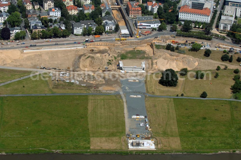 Dresden from above - Blick auf die im Bau befindliche Waldschlösschenbrücke in Dresden. Das Bauvorhaben ist sehr umstritten, da die UNESCO bereits angedroht hat Dresden den Titel des Weltkulturerbes abzuerkennen, sollte der Bau der Brücke weitergeführt werden. Das Bautzner Oberverwaltungsgericht ordnete hingegen an die Brücke zu bauen, obwohl unklar ist ob dieses Vorhaben rechtens ist. Inzwischen wurden in der Planung der Brücke einige Änderungen vorgenommen. Der Bogen wird kleiner werden, die neue Planung sieht die Brücke einen Meter schmaler vor und die Füße werden nicht so wuchtig, sondern dezent ausfallen. Kontakt: Landeshauptstadt Dresden Stadtplanungsamt Abteilung Stadtplanung und Stadtgestaltung Frau Tauber, Postfach 120020 01001 Dresden, Technisches Rathaus, Hamburger Straße 19 01067 Dresden, 2. Etage, Zimmer 2042, Tel. +49(0)351 4883577, Fax +49(0)351 4883456, Email: bauleitplanung-altstadt-blasewitz@dresden.de; AWB Architekten Architekturbüro Bauer BDA, Blasewitzer Straße 78 01307 Dresden, Tel. +49(0)351 49709 0, Fax +49(0)351 49709 20