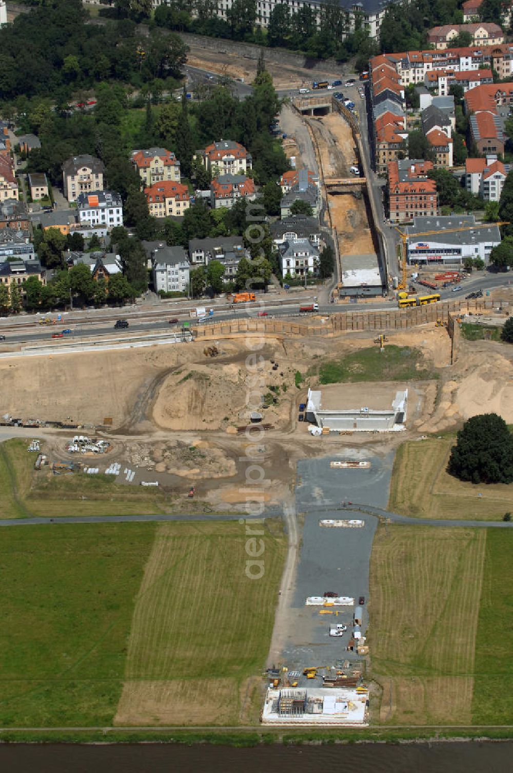 Aerial image Dresden - Blick auf die im Bau befindliche Waldschlösschenbrücke in Dresden. Das Bauvorhaben ist sehr umstritten, da die UNESCO bereits angedroht hat Dresden den Titel des Weltkulturerbes abzuerkennen, sollte der Bau der Brücke weitergeführt werden. Das Bautzner Oberverwaltungsgericht ordnete hingegen an die Brücke zu bauen, obwohl unklar ist ob dieses Vorhaben rechtens ist. Inzwischen wurden in der Planung der Brücke einige Änderungen vorgenommen. Der Bogen wird kleiner werden, die neue Planung sieht die Brücke einen Meter schmaler vor und die Füße werden nicht so wuchtig, sondern dezent ausfallen. Kontakt: Landeshauptstadt Dresden Stadtplanungsamt Abteilung Stadtplanung und Stadtgestaltung Frau Tauber, Postfach 120020 01001 Dresden, Technisches Rathaus, Hamburger Straße 19 01067 Dresden, 2. Etage, Zimmer 2042, Tel. +49(0)351 4883577, Fax +49(0)351 4883456, Email: bauleitplanung-altstadt-blasewitz@dresden.de; AWB Architekten Architekturbüro Bauer BDA, Blasewitzer Straße 78 01307 Dresden, Tel. +49(0)351 49709 0, Fax +49(0)351 49709 20